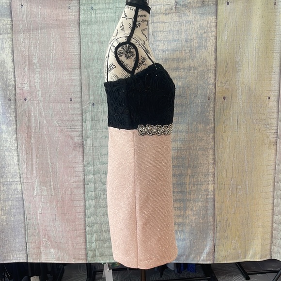 - In excellent condition Woman’s City Triangles dress. Size is 9. - Picture 7 of 16